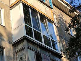 Планируется демонтаж остекленных балконов в Петербурге